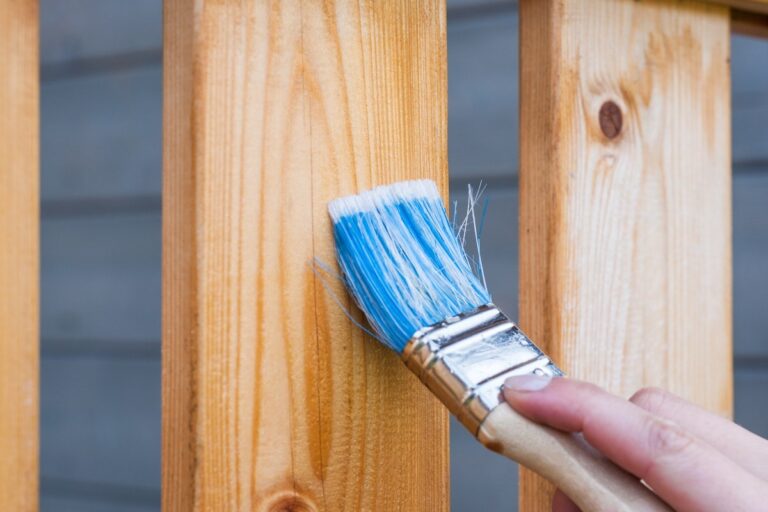 Peinture acrylique et bois : guide pratique pour des projets réussis