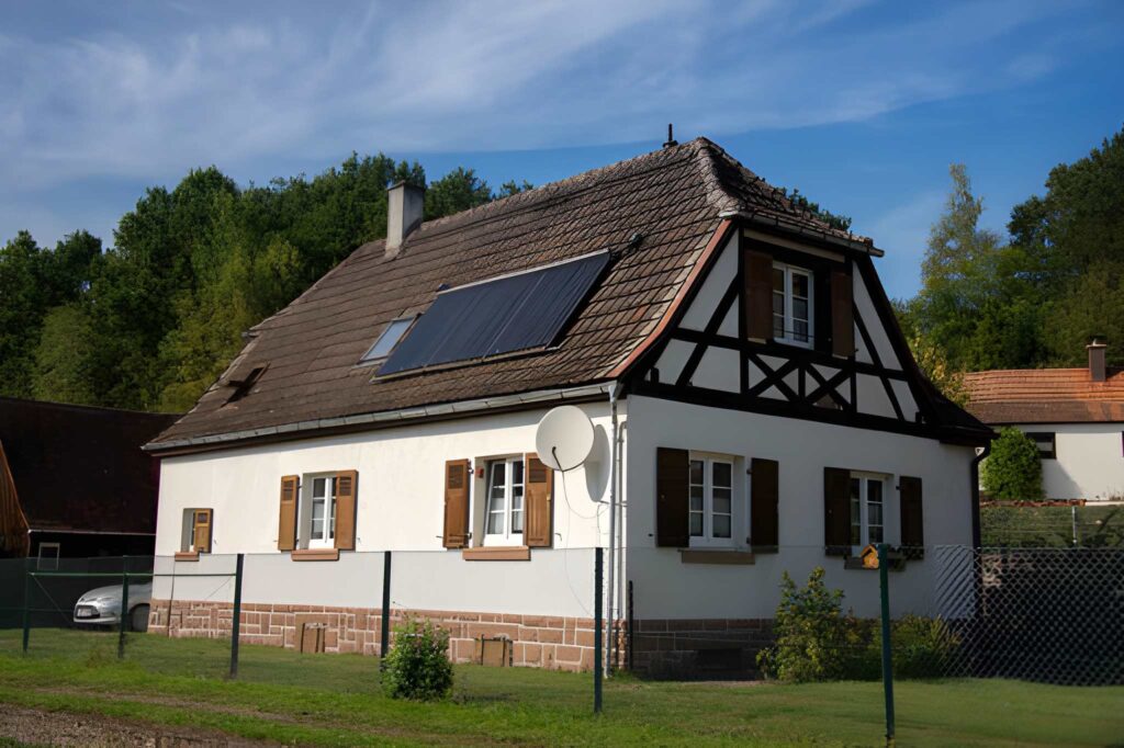 Système énergétique durable combinant panneaux solaires pour une maison autonome.