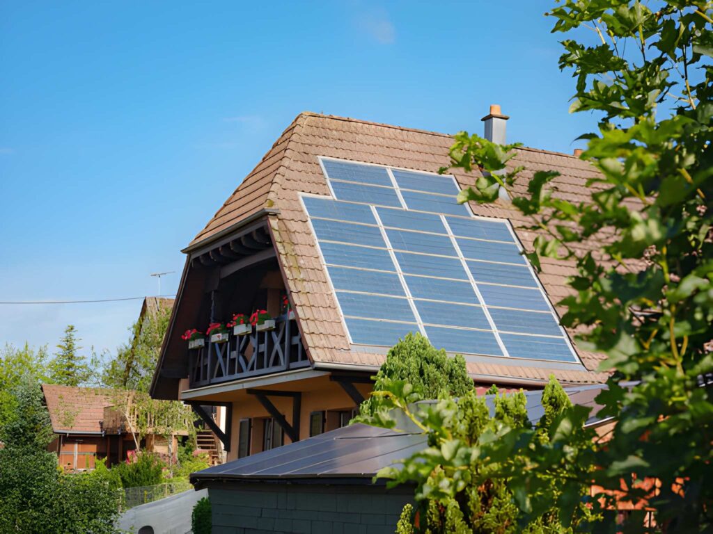 Panneaux solaires installés sur le toit d’une maison pour améliorer l’autonomie énergétique