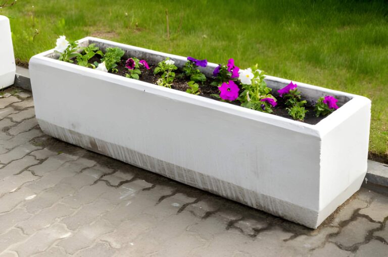 une jardinière en parpaing sans fondation dans un jardin