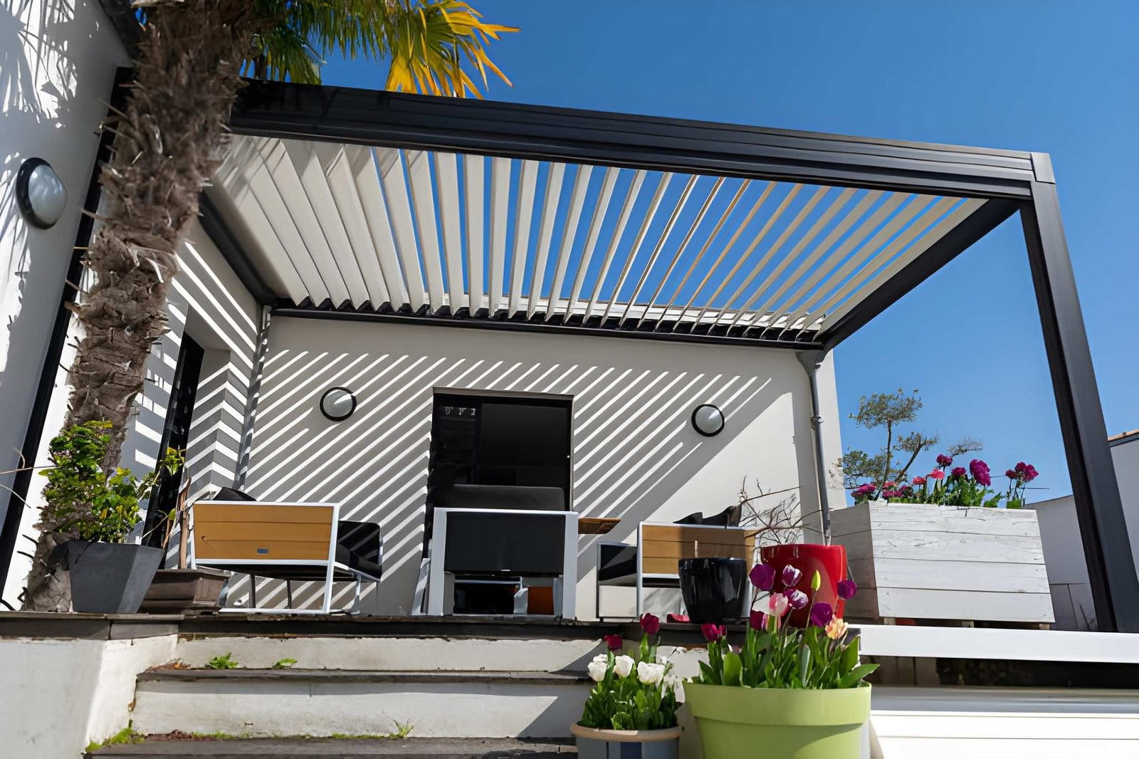 Guide pergola bioclimatique adossée : installation et choix idéal