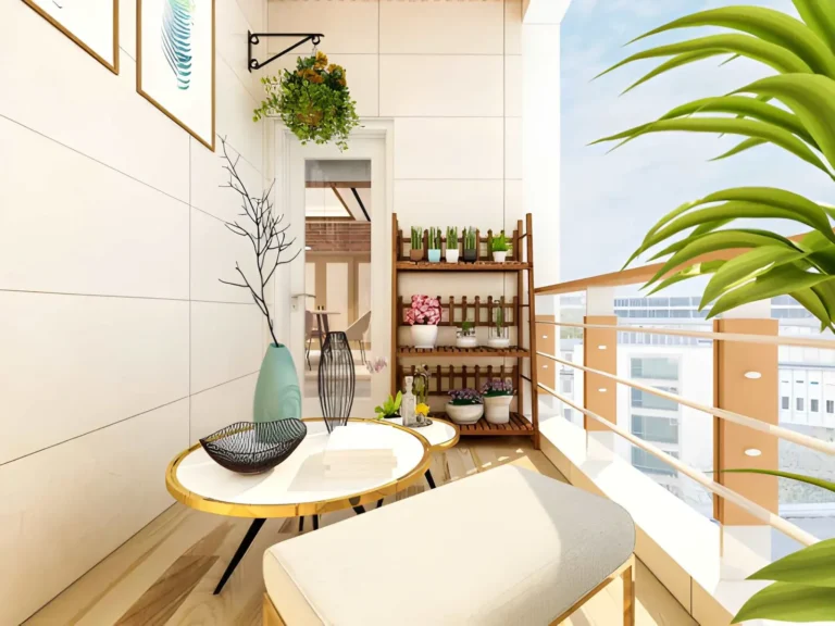 Petit balcon en longueur aménagé avec mobilier compact et plantes